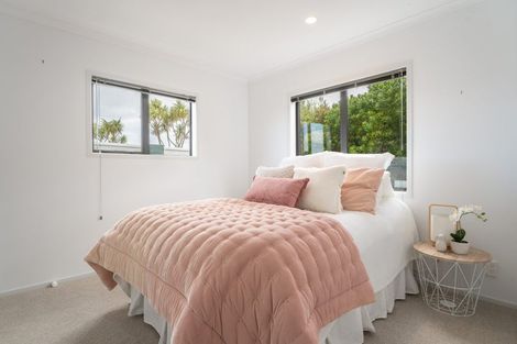 Photo of property in 7 Forbes Lane, Newlands, Wellington, 6037