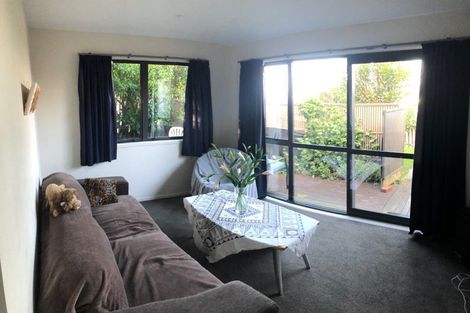 Photo of property in 29 Deverell Place, Northcross, Auckland, 0632