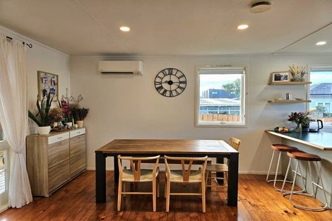 Photo of property in 3/93 Hobsonville Road, West Harbour, Auckland, 0618