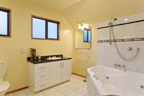 Photo of property in 100 Gardiners Road, Harewood, Christchurch, 8051