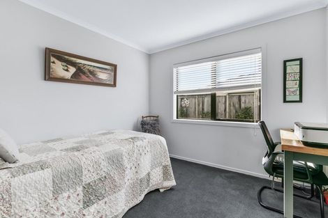 Photo of property in 8 Ash Close, Levin, 5510
