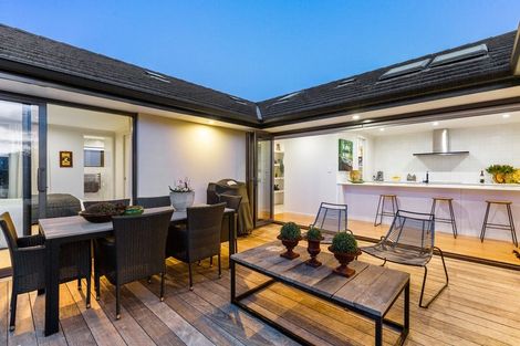 Photo of property in 1 Tupare Place, Highlands Park, New Plymouth, 4312