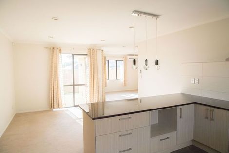 Photo of property in 12 Erceg Way, Rosehill, Papakura, 2113