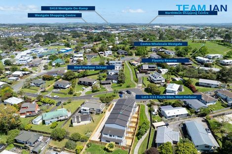 Photo of property in 7/11 Kayle Glen, West Harbour, Auckland, 0618