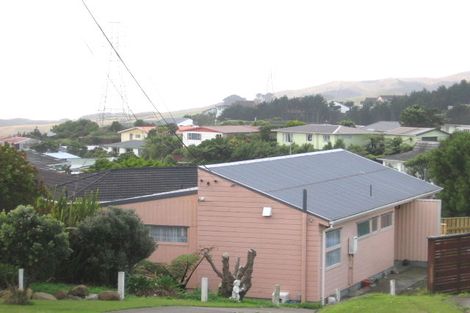 Photo of property in 18 Brooker Grove, Newlands, Wellington, 6037