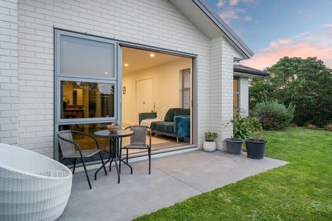 Photo of property in 6 Greenridge Lane, Merrilands, New Plymouth, 4312