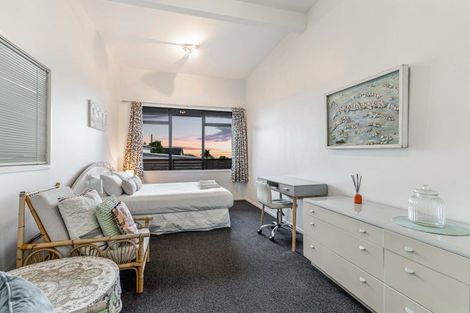 Photo of property in 35 Masterton Road, Rothesay Bay, Auckland, 0630