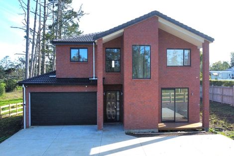 Photo of property in 84 Station Road, Kumeu, 0891