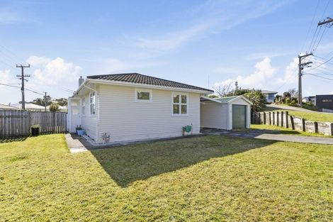 Photo of property in 2 Kenmore Street, Newlands, Wellington, 6037