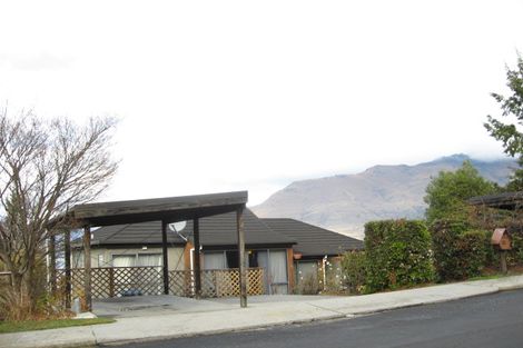 Photo of property in 35b Wynyard Crescent, Fernhill, Queenstown, 9300