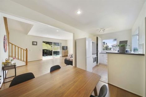 Photo of property in 1b Highgrove Lane, Totara Vale, Auckland, 0632