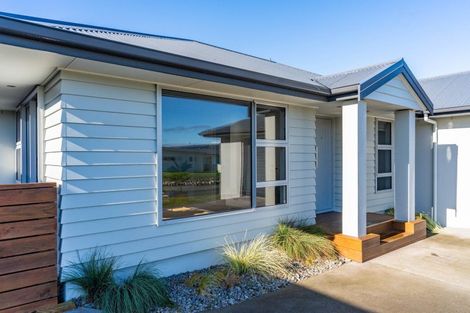 Photo of property in 33 Karoro Road, One Tree Point, 0118