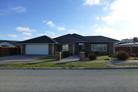 Photo of property in 17 Foresters Crescent, Parklands, Christchurch, 8083