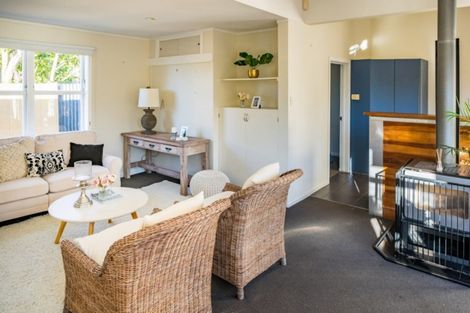 Photo of property in 2 Te Pari Pari Road, Pukerua Bay, 5026