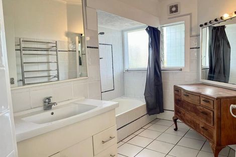 Photo of property in 114 Arran Road, Browns Bay, Auckland, 0630