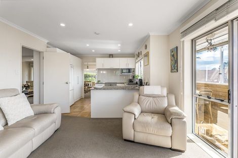 Photo of property in 31 Gillett Place, Botany Downs, Auckland, 2014