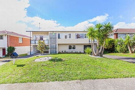 Photo of property in 11 Manhattan Heights, Glendene, Auckland, 0602