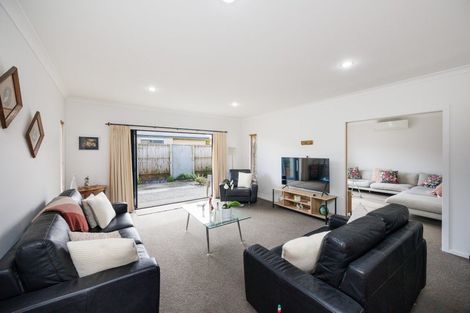 Photo of property in 1 Sycamore Crescent, Fitzherbert, Palmerston North, 4410