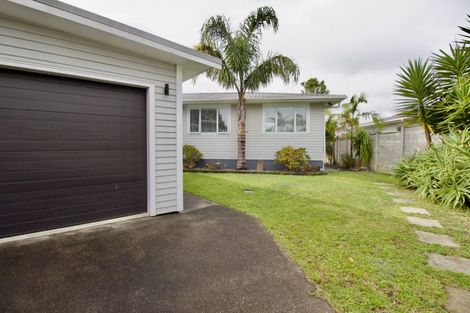 Photo of property in 5 Ngatoa Place, Glenfield, Auckland, 0629