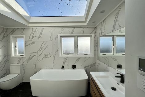 Photo of property in 21 Yeovil Road, Te Atatu Peninsula, Auckland, 0610