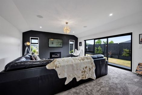 Photo of property in 17 Wentworth Lane, Waiwhakaiho, New Plymouth, 4312