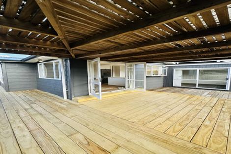 Photo of property in 8 John Dee Crescent, Red Beach, 0932