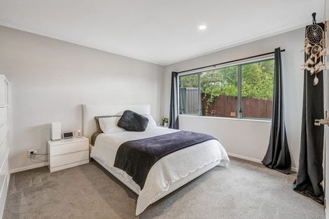 Photo of property in 24 Goldfinch Rise, Unsworth Heights, Auckland, 0632