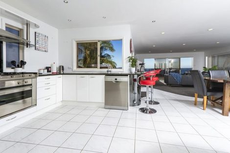 Photo of property in 1/25 Churchill Road, Murrays Bay, Auckland, 0630