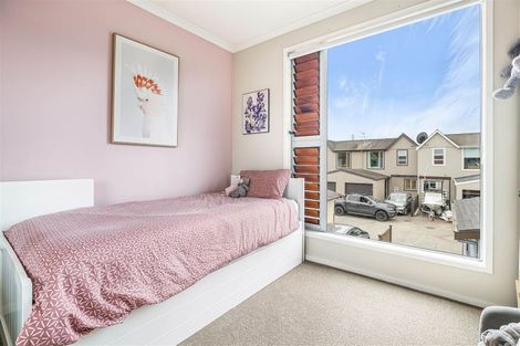 Photo of property in 9s Clearwater Cove, West Harbour, Auckland, 0618