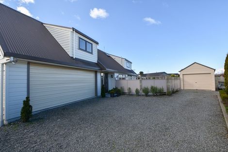 Photo of property in 8 Daffodil Grove, Carterton, 5713