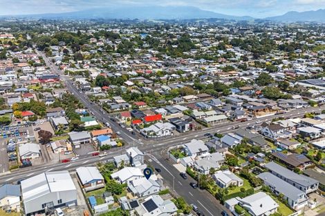 Photo of property in 15 Morley Street, New Plymouth, 4310