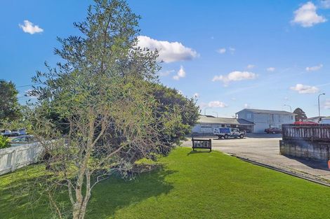 Photo of property in 2 Vera Road, Te Atatu South, Auckland, 0610