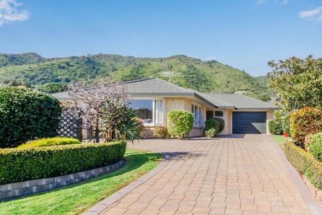 Photo of property in 19 Balmerino Grove, Waikanae, 5036