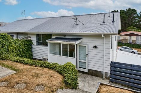 Photo of property in 30 Colchester Crescent, Newlands, Wellington, 6037