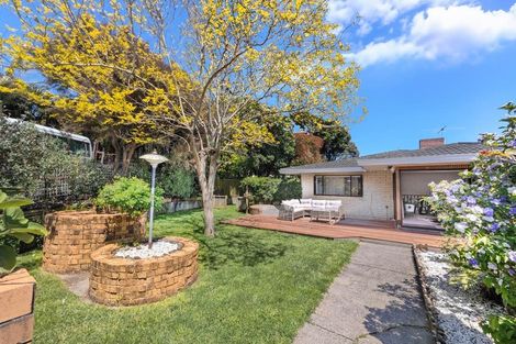 Photo of property in 16 Trevone Place, Forrest Hill, Auckland, 0620