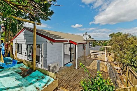 Photo of property in 1/1 Cheval Drive, Totara Vale, Auckland, 0629