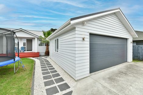 Photo of property in 16 Aitkenhead Court, Parakai, 0830