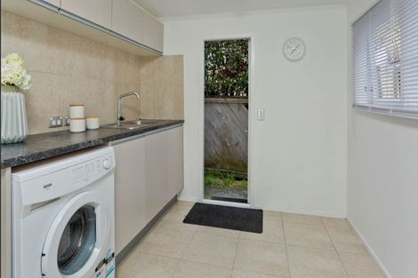 Photo of property in 1/160 East Coast Road, Forrest Hill, Auckland, 0620