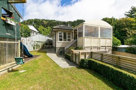 Photo of property in 327 Main Road, Tawa, Wellington, 5028