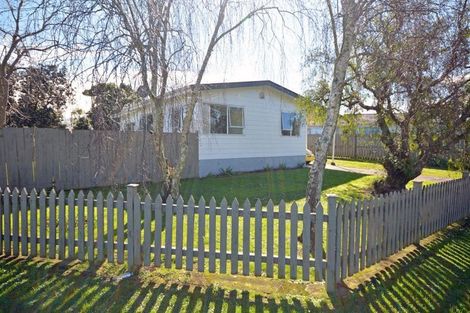Photo of property in 2 Sunlands Drive, Manurewa, Auckland, 2102