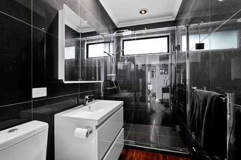 Photo of property in 5 South Road, Moturoa, New Plymouth, 4310