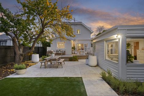 Photo of property in 64 Wilsons Road, Saint Martins, Christchurch, 8022