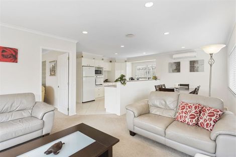 Photo of property in 6 Corta Bella Place, Golflands, Auckland, 2013