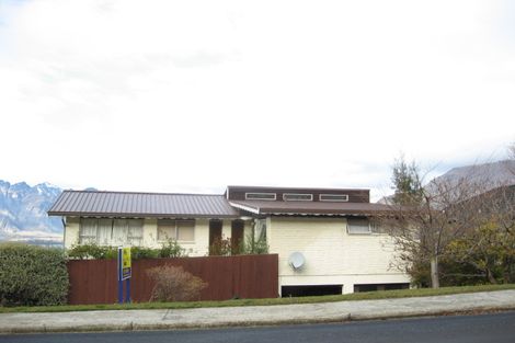 Photo of property in 37 Wynyard Crescent, Fernhill, Queenstown, 9300