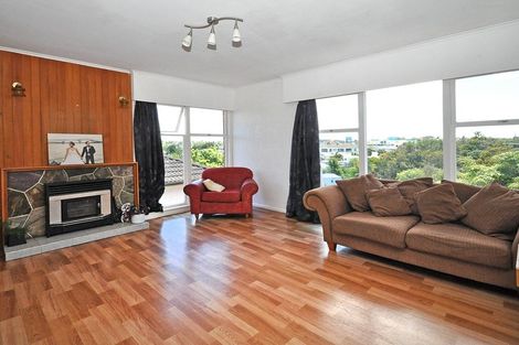 Photo of property in 2/390 Glenfield Road, Glenfield, Auckland, 0629