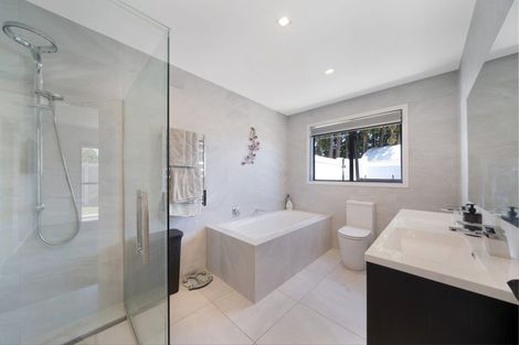 Photo of property in 154 Boord Crescent, Kumeu, 0891