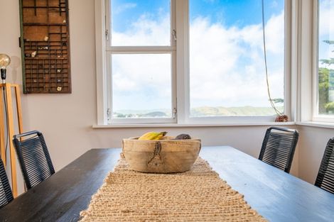 Photo of property in 34 Brooker Grove, Newlands, Wellington, 6037