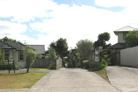 Photo of property in 1/252 East Coast Road, Forrest Hill, Auckland, 0620
