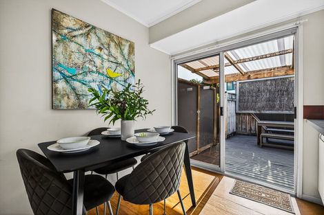 Photo of property in 12 Firle Place, Green Bay, Auckland, 0604