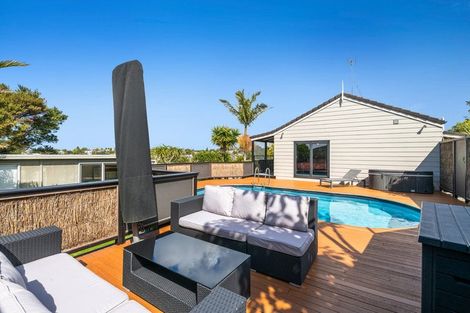 Photo of property in 15 Leiden Place, Totara Vale, Auckland, 0629